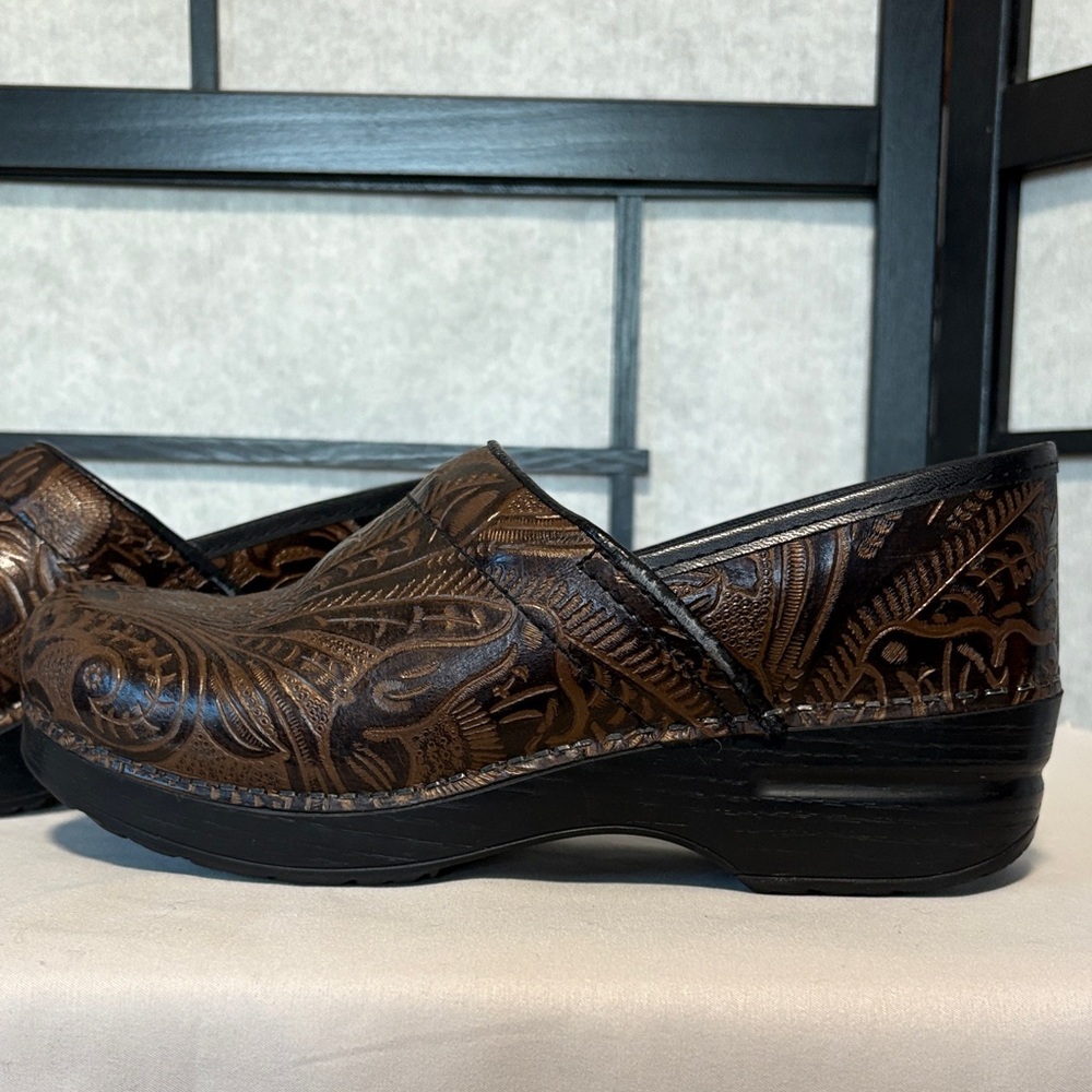 Dansko Men's Brown Embossed Leather Slip-On Clogs - Picture 3 of 6